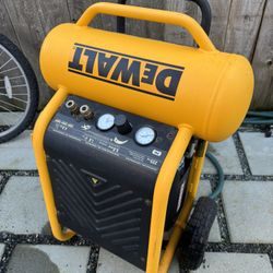 DeWalt 4.5-Gallon Portable Electric 225 PSI Horizontal Air Compressor