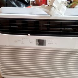 Frigidaire 12,000 BTU Window-Mounted Air Conditioner, Programmable 24-Hour On/Off Timer, White

