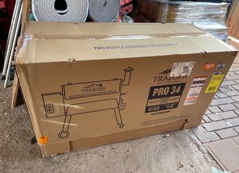 Traeger Pro Series 34-Pellet Grill and Smoker in Bronze