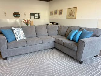 Couch 🛋 (FREE Delivery Avaliable) 🚚