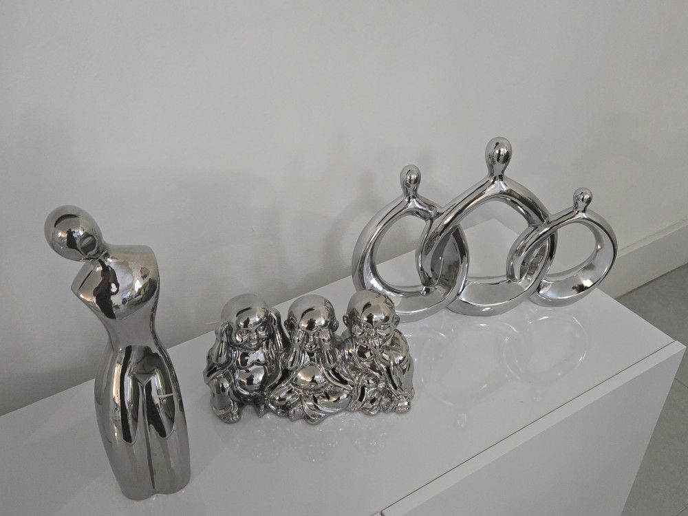 6  Pieces Of Decoration  15.00 cada Una