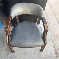 4 Rolling Captain Chairs