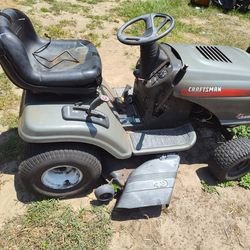 Craftsman Riding Mower ((NEEDS BATTERY)) ONLY 