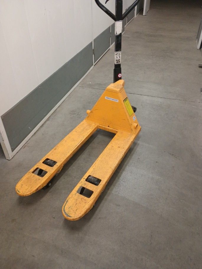 Uline Short Narrow Pallet Jack
