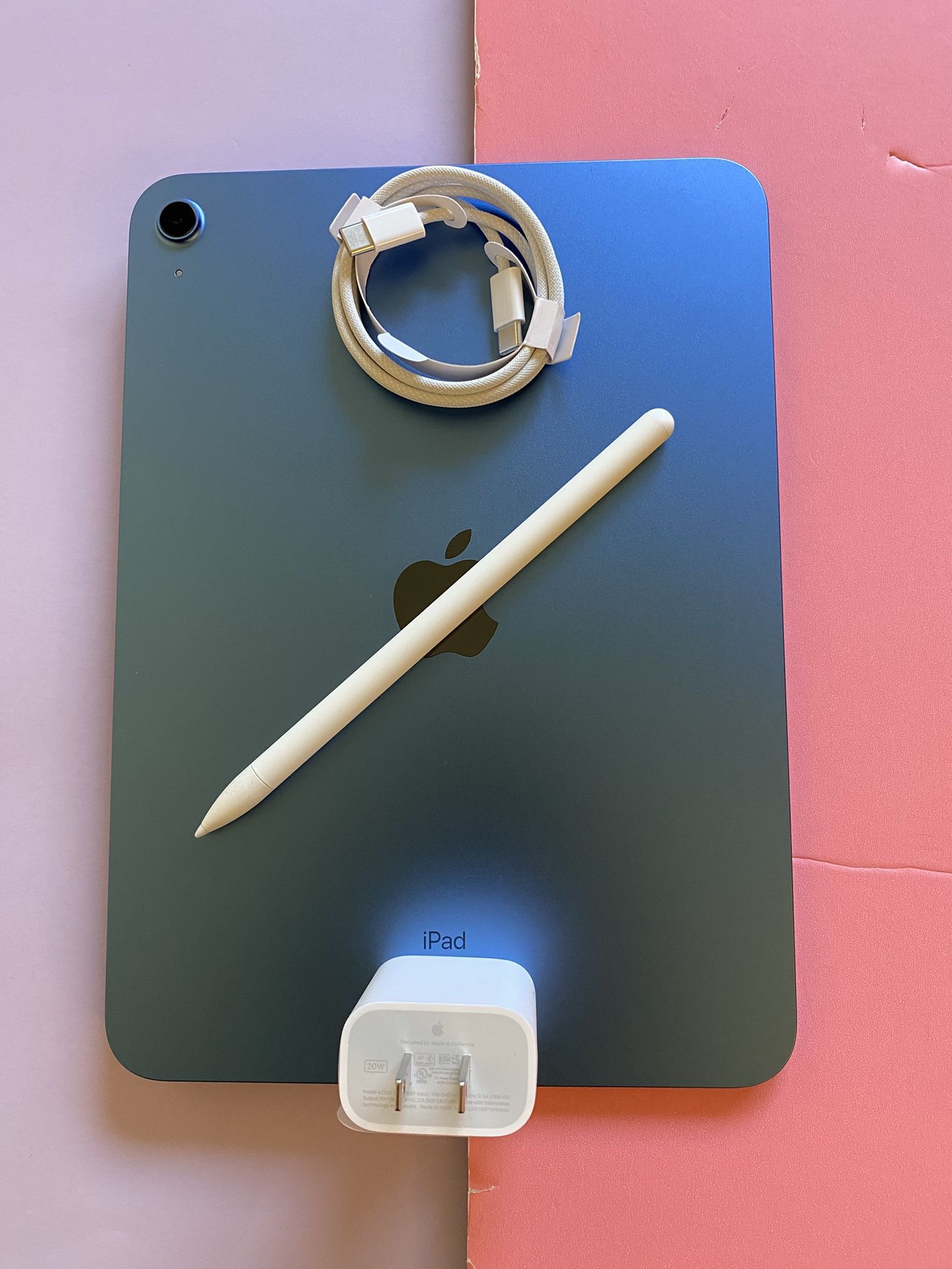 256gb Apple IPad 10th Generation (10.9” Liquid / 2022 model) with pen, keyboard, case & Accessories (warranty 2026) 