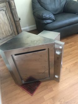 New Whirlpool stainless steel oven hood w led lights. Includes grease filter. 24” wide