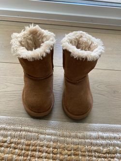 Size 6 little girls Uggs