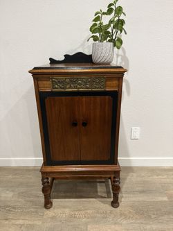 HANDSOME Cabinet - Victrola phonograph cabinet - 2 shelves - Bar Storage - delivery available