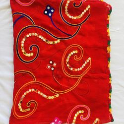 The beautiful bridal veil is a new fashion for weddings and is in red. I only used it once.