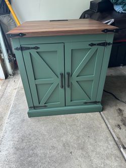 Farmhouse Style Cabinet with Barn Door Design