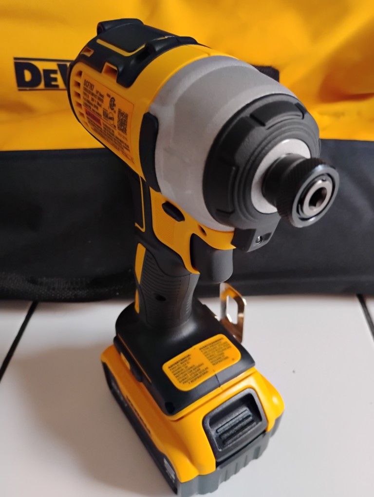 DeWalt Drill De Impacto DCS 787b