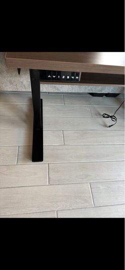 Adjustable standing desk