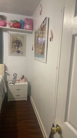 Renting good size room in Long Beach for woman prefrence must see. Need responsible roommate let’s talk and see about it