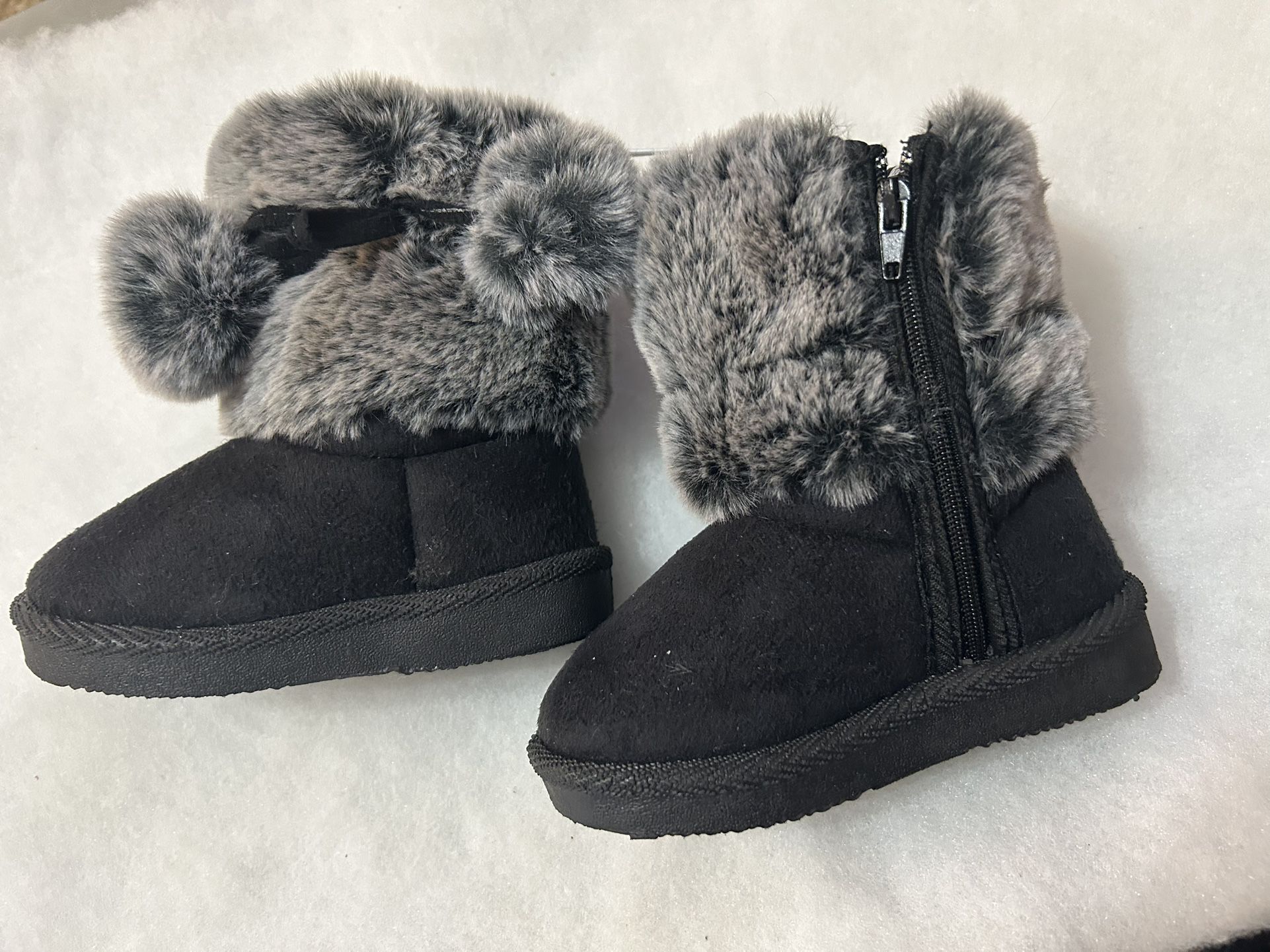 Brand new Toddlers size 4 black/gray fur top Boots