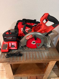 M18 FUEL 18V Lithium-Ion Cordless 7-1/4 in. Rear Handle Circular Saw Kit with FORGE 12.0 Ah Battery and Rapid Charger