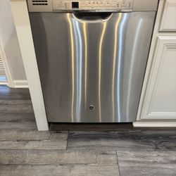 GE® DISHWASHER WITH FRONT CONTROLS