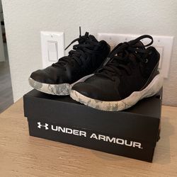 Under Armour Boy Basketball Shoes Size 1.5 Youth.