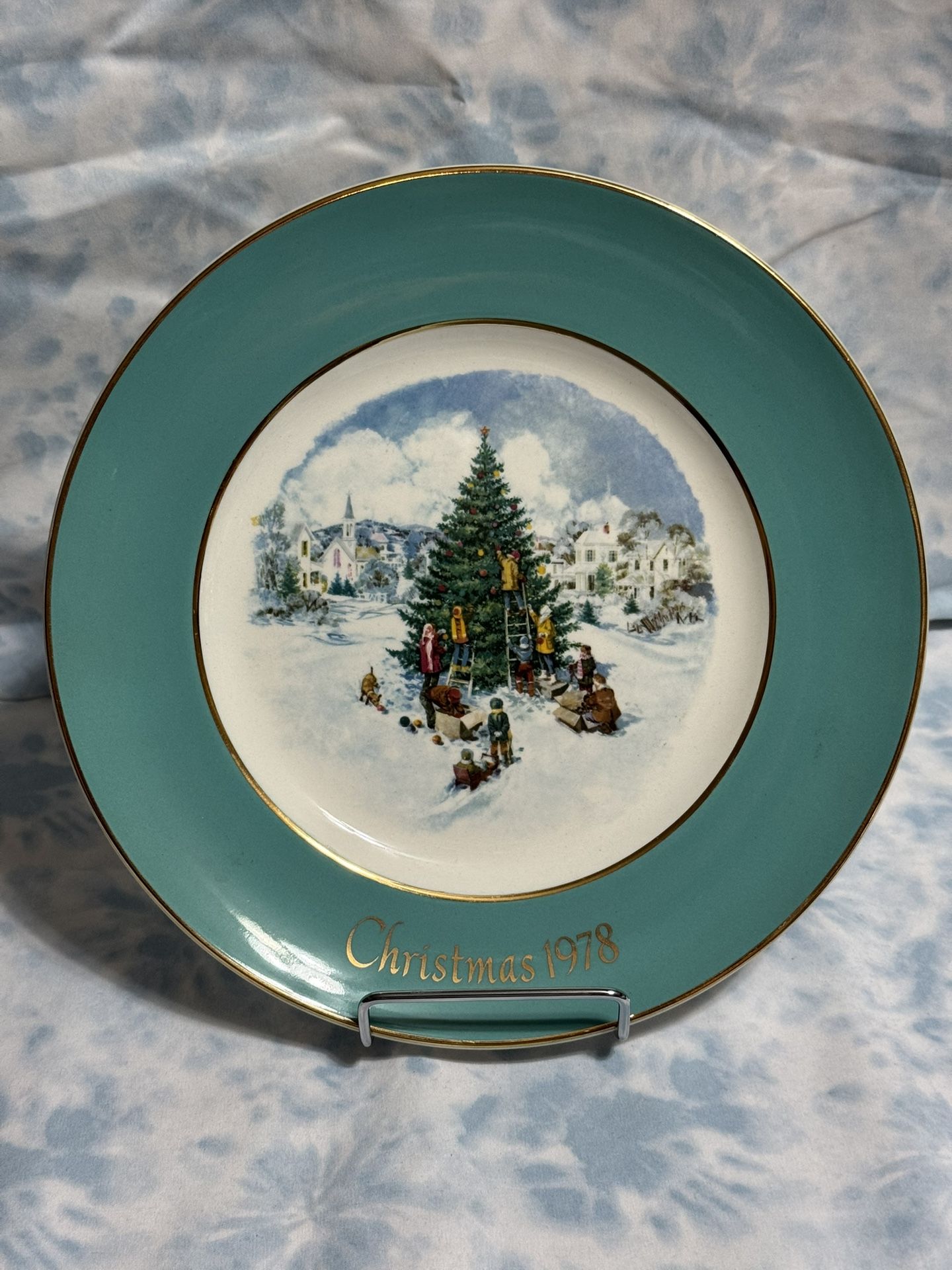 Vintage Avon Christmas Plate “Trimming the Tree” 1978