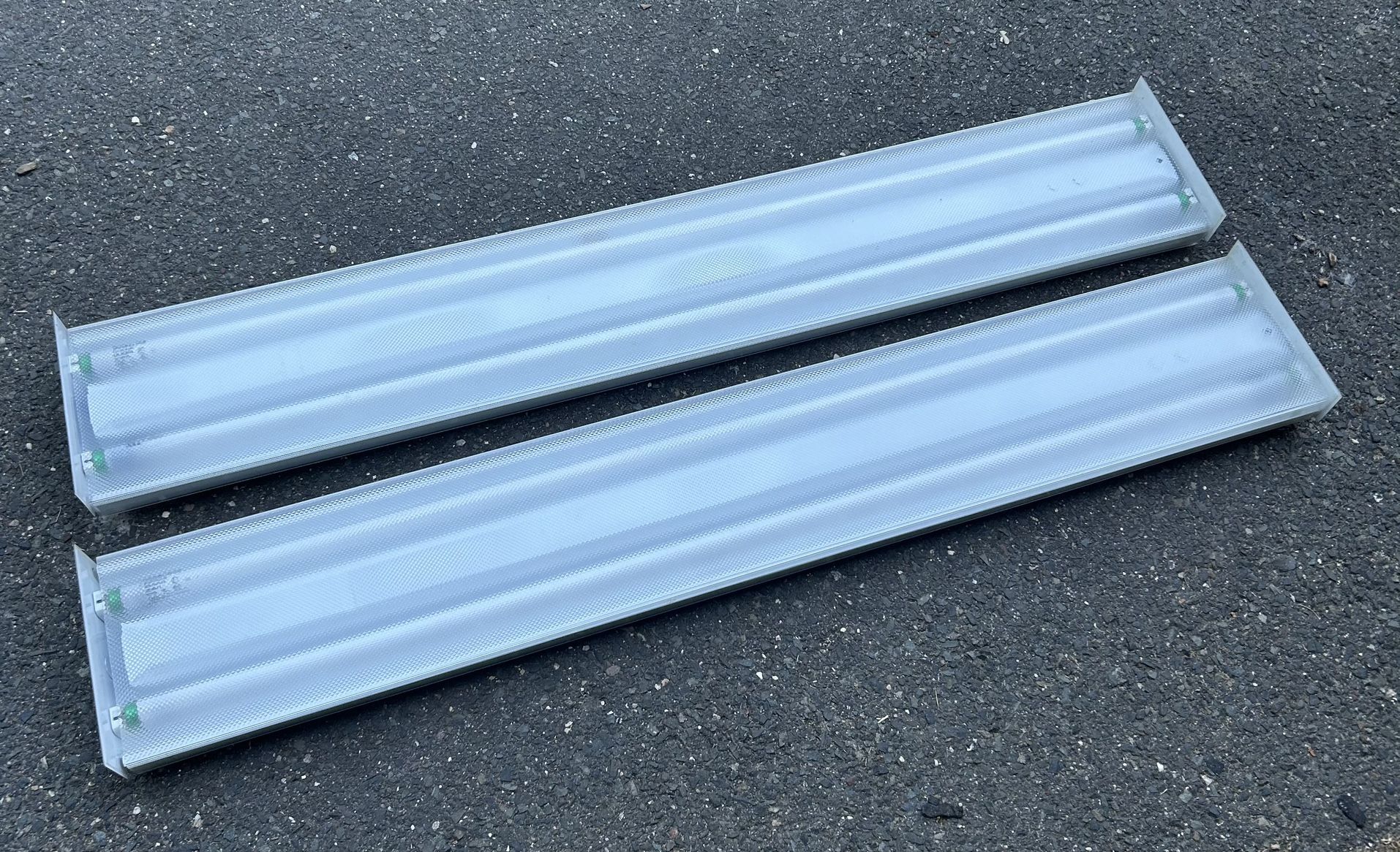 Contractor Special - 2- Fluorescent 4 Ft Shop Light Fixture