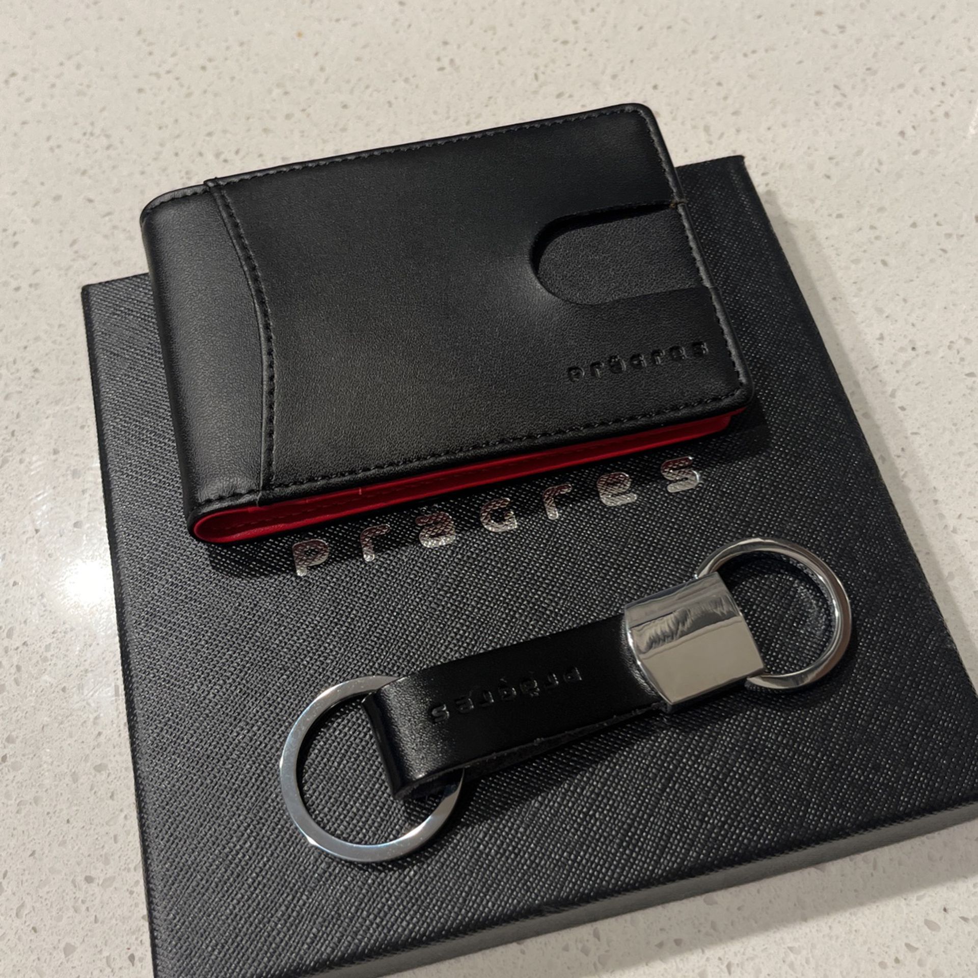 Men’s Minimalist Prägres Wallet & keychain Set. 