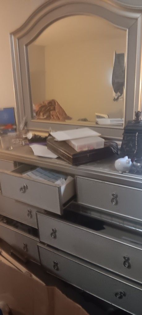 Dresser With Mirror