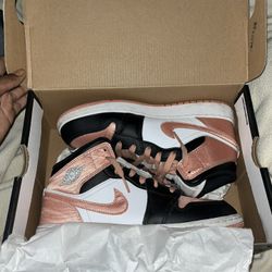air jordan 1 mid (gs). white/lt madder root-black. blanc/racine de garance pale