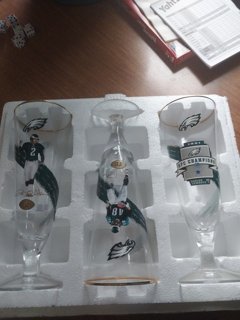 Eagles Pilsner Glasses With Display Case