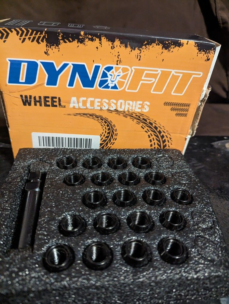Set Of Premium Lug Nuts And Key