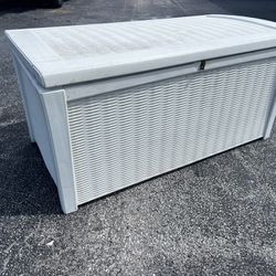 51x28x25in Keter Light Grey/White Plastic Resin Patio Pool Garden Outdoor Deck Box Storage Chest! Good condition! 