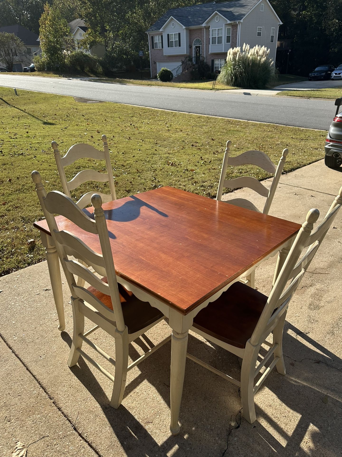 Kitchen Table with 4 Matching Chairs – Excellent Condition
