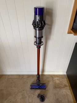 Dyson Cyclone V10 (new and unused)
