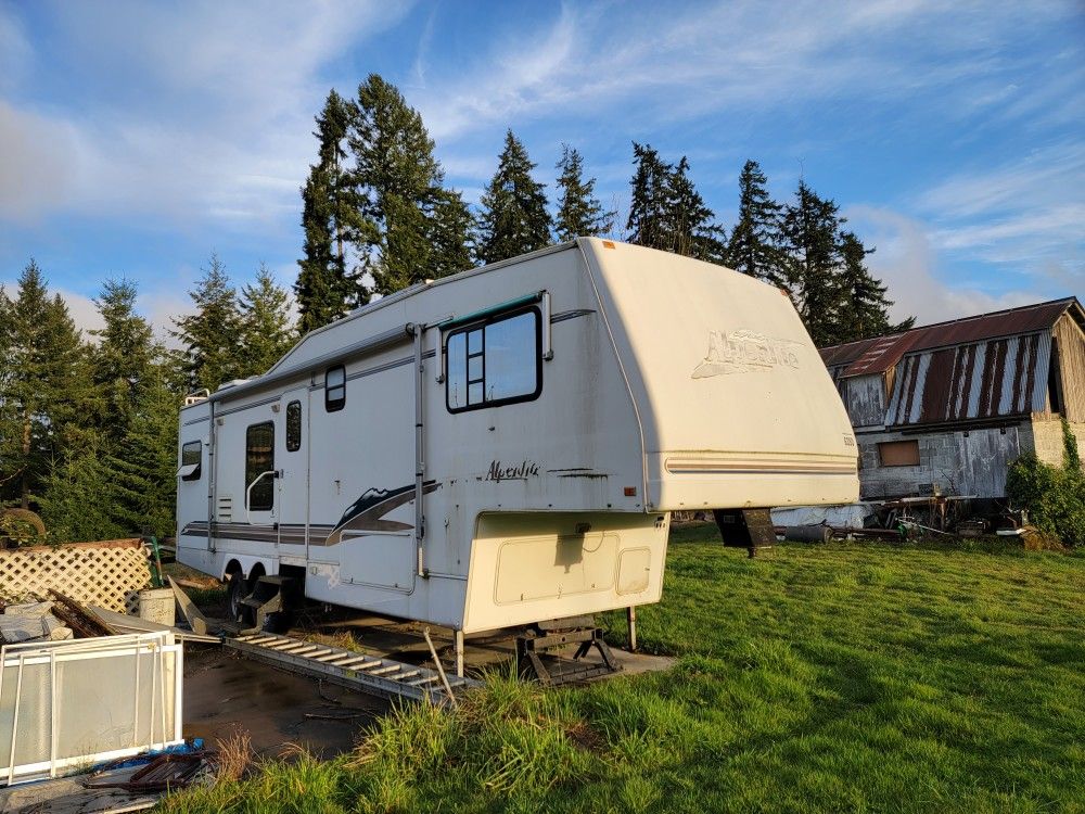1999 Alpenlite 33'