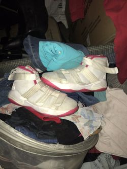 $90 Girl Nike LeBron James Shoes Size 2Y