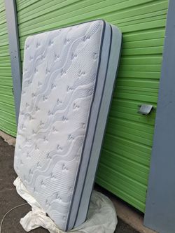 Nice Comfortable Quality Queen-size Serta Pillow Top Mattress (no box spring)