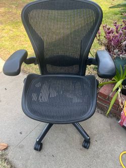 Hernan Miller Aeron Chair size B