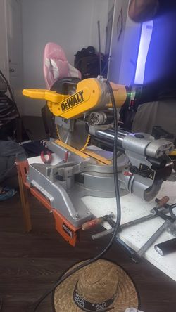 DeWalt dual bevel minor saw