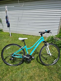Like new! TREK Neko Women's Hybrid Bike