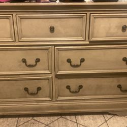 Dresser With Mirror 