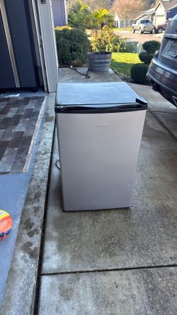 Hisense Mini Fridge $75