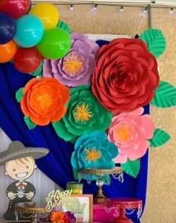 Paper flowers and paper roses. Flores de papel