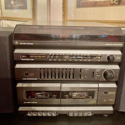 Vintage  GE Integrated Stereo System / Cassette And Radio Works…Turntable Doesn’t Work
