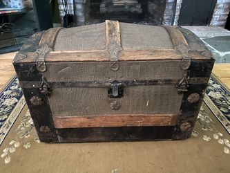 Antique Steamer Trunk/Hope chest