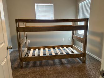 Twin bunk bed