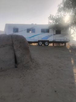 trailer , blue and white, 28-35 feet