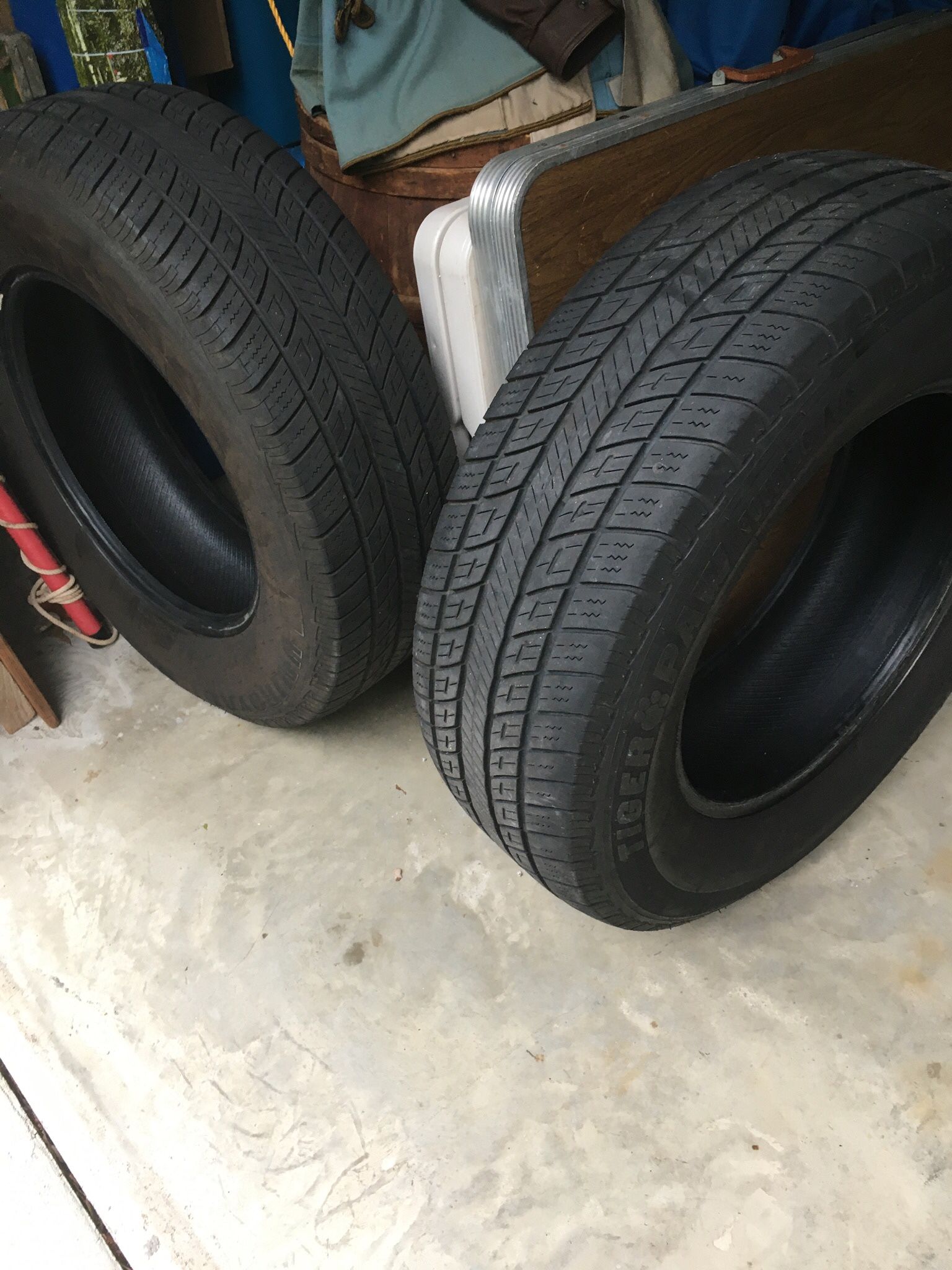 Uniroyal Tiger Paw Touring A/S All Season Tires 255/70R18 113H