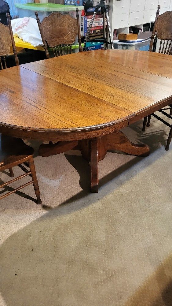 Dining Table With 5 Chais
