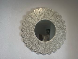 Espejo de 35" x35 de material espesual y puros vidriecito con dorado