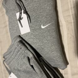 Nike Sportswear Club Fleece & Nike Sportswear Club Fleece Joggers (SIZE LARGE )