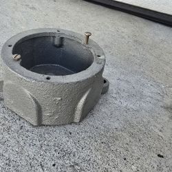 GRF29 CROUSE HINDS 4 INCH IRON ROUND OUTLET BOX BLANK SURFACE

Pick up in San Jose 95121 area.