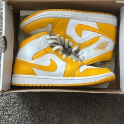 Woman’s Air Jordan 1 Mid